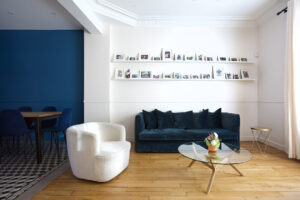 projet, maison, rénovation, décoration, intérieur, contemporain, fonctionnel, meuble sur mesure, rangement, salon, salle à manger, cuisine, pièce à vivre, rez de chaussée, nogent sur marne, mon oeil dans la déco, bleu, blanc, bois, rétro