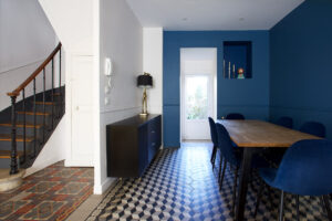 projet, maison, rénovation, décoration, intérieur, contemporain, fonctionnel, meuble sur mesure, rangement, salon, salle à manger, cuisine, pièce à vivre, rez de chaussée, nogent sur marne, mon oeil dans la déco, bleu, blanc, bois, rétro