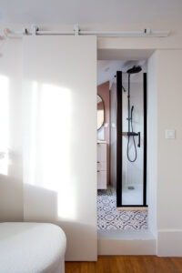 projet, maison, rénovation, décoration, intérieur, contemporain, fonctionnel, meuble sur mesure, rangement, chambre, chambre ado, optimisation espace, nogent sur marne, mon oeil dans la déco, bleu, blanc, bois, rétro, salle de bains