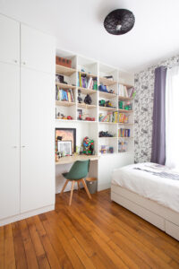 projet, maison, rénovation, décoration, intérieur, contemporain, fonctionnel, meuble sur mesure, rangement, chambre, chambre ado, optimisation espace, nogent sur marne, mon oeil dans la déco, bleu, blanc, bois, rétro, kaki