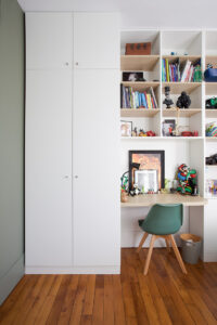 projet, maison, rénovation, décoration, intérieur, contemporain, fonctionnel, meuble sur mesure, rangement, chambre, chambre ado, optimisation espace, nogent sur marne, mon oeil dans la déco, bleu, blanc, bois, rétro, kaki