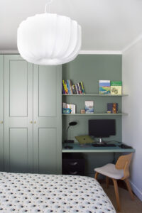 projet, appartement, rénovation, décoration, intérieur, contemporain, fonctionnel, rangement, chambre, bureau, rangement, nogent sur marne, mon oeil dans la déco, vert, blanc, noir, bois, ampm, la redoute