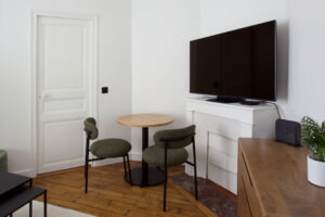projet, appartement, rénovation, décoration, intérieur, contemporain, fonctionnel, rangement, salon, repas, pièce à vivre, nogent sur marne, mon oeil dans la déco, vert, blanc, noir, bois, kave home, maisons du monde