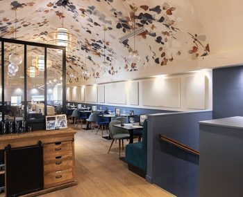 renovation, rénovation, immobilier, restaurant, parisien, nogentais, bistrot, bistronomique, chaleureux, douillet, verrière, nogent sur marne, beige, bleu, parquet, acoustique, papier peint, papier peint au plafond, luminaire, mon oeil dans la déco