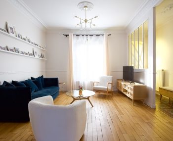 projet, maison, rénovation, décoration, intérieur, contemporain, fonctionnel, meuble sur mesure, rangement, salon, salle à manger, cuisine, pièce à vivre, rez de chaussée, nogent sur marne, mon oeil dans la déco, bleu, blanc, bois, rétro